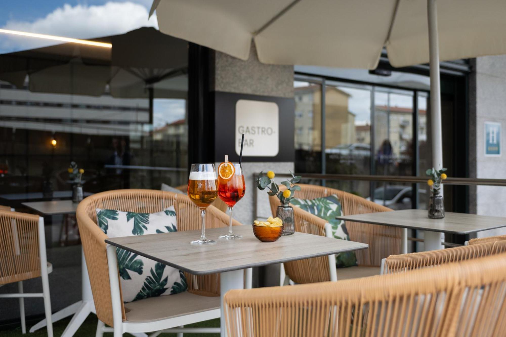 Hotel Santiago Plaza Affiliated By Melia Santiago de Compostela Exterior photo